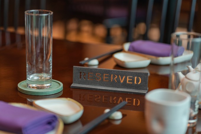 Lót ly và bảng thông báo Reserved (đã đặt trước) làm bằng nhựa tái chế tại Renaissance Riverside Hotel Saigon. Ảnh khách sạn cung cấp