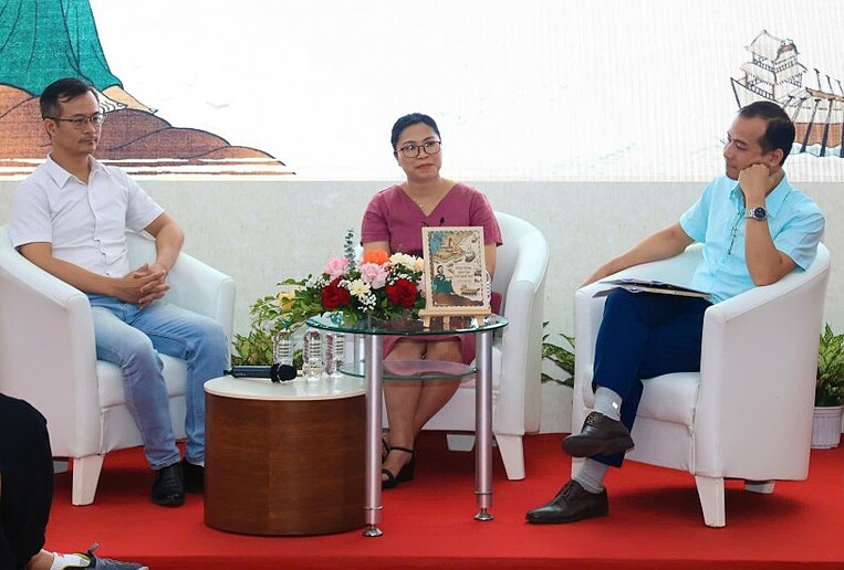 Từ trái sang: Tiến sĩ Trần Trọng Dương, tác giả Kiều Ly, Tiến sĩ Vũ Đức Liêm, ở tọa đàm. Ảnh: Trung Nguyễn