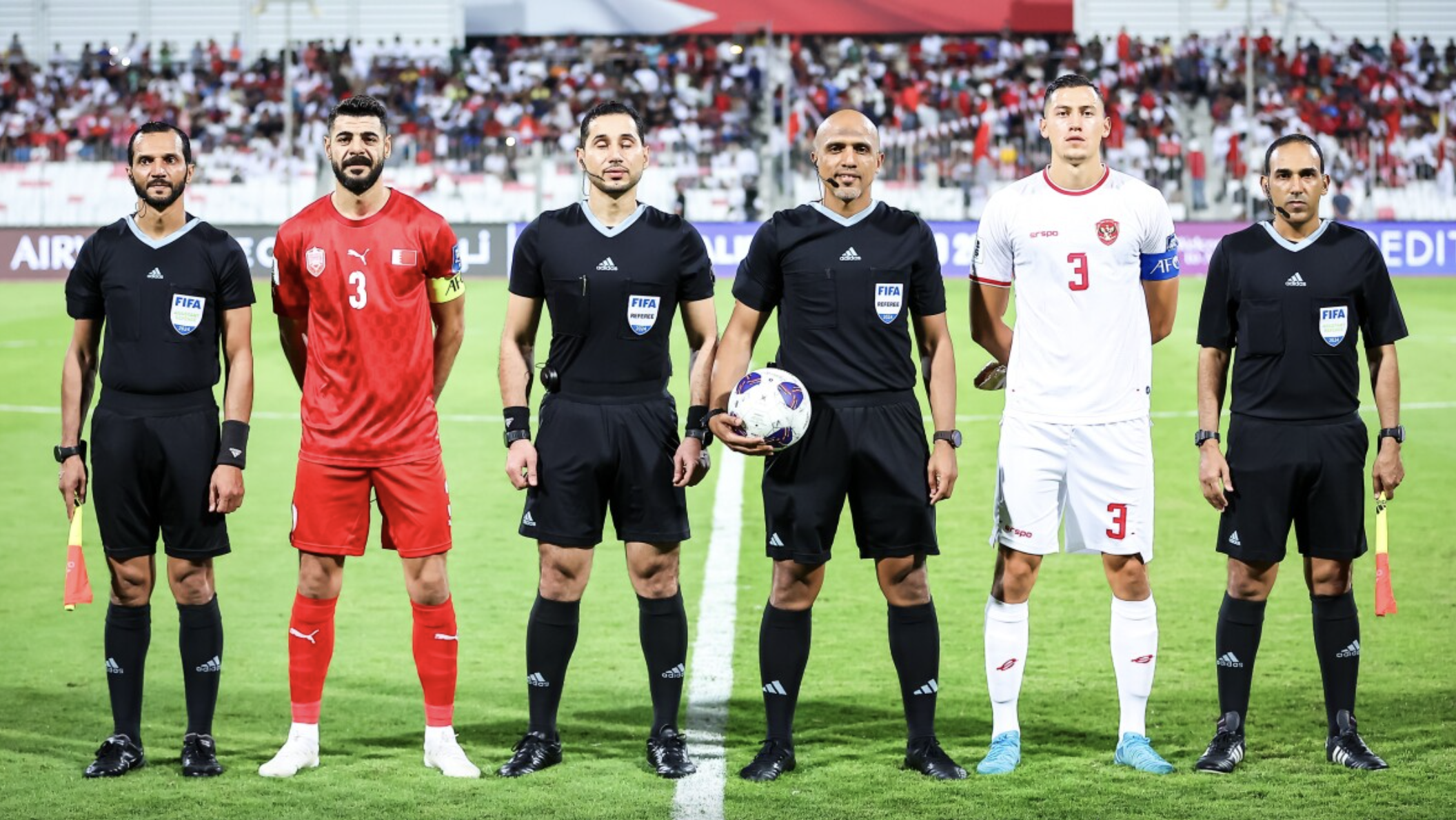 Trọng tài Ahmed Al Kaf (thứ ba từ phải sang) bắt chính trận Bahrain hòa Indonesia 2-2 ở lượt ba bảng C vòng loại ba World Cup 2026 - khu vực châu Á. Ảnh: PSSI
