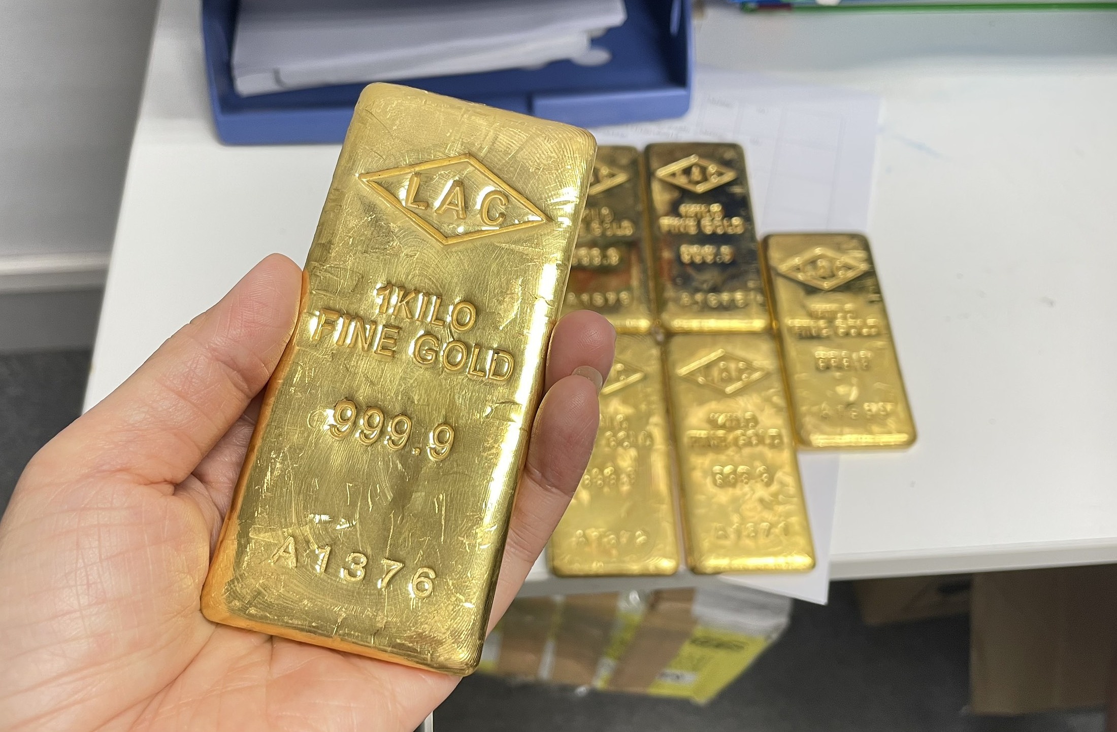 Mỗi miếng vàng nặng 1 kg. Ảnh: Thu Hương