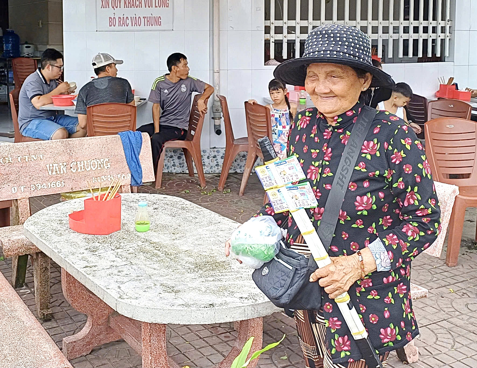 Người bán vé số dạo mòn mỏi chờ... quyền lợi - Ảnh 1.