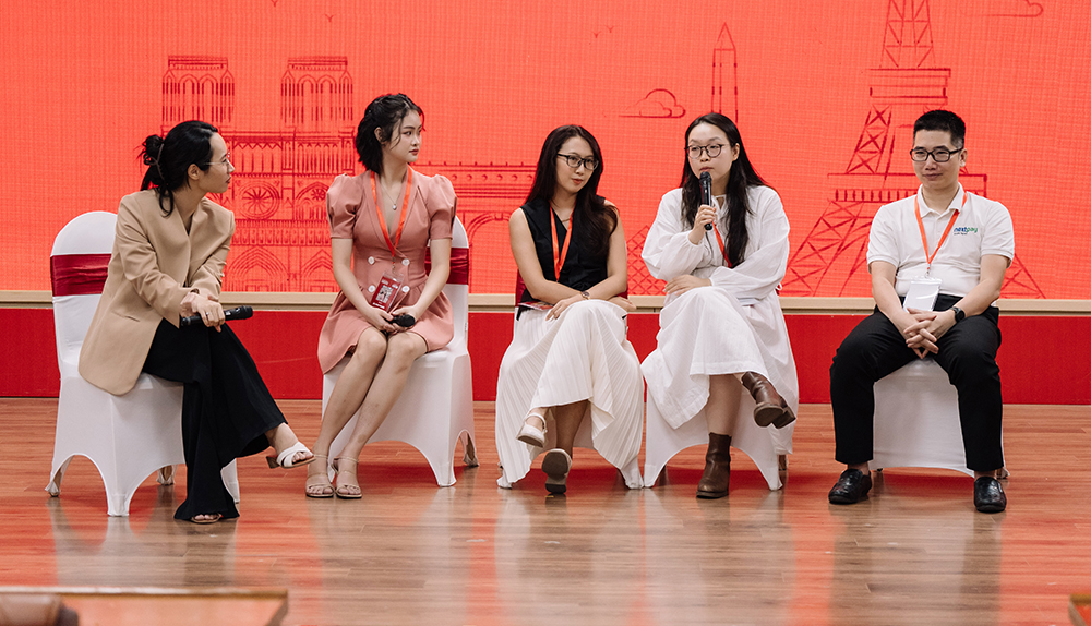 Chị Việt Anh (bìa trái) cùng các cựu sinh giành học bổng chính phủ Pháp chia sẻ kinh nghiệm với sinh viên trường Đại học Ngoại thương tại ngày hội học bổng hôm 13/10. Ảnh: VFE