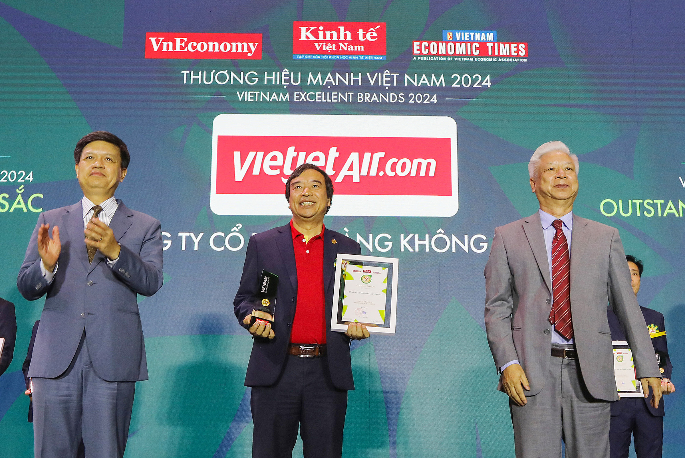 Đại diện Vietjet nhận chứng nhận vinh danh trong Top 50 thương hiệu mạnh Việt Nam 2024. Ảnh: VD
