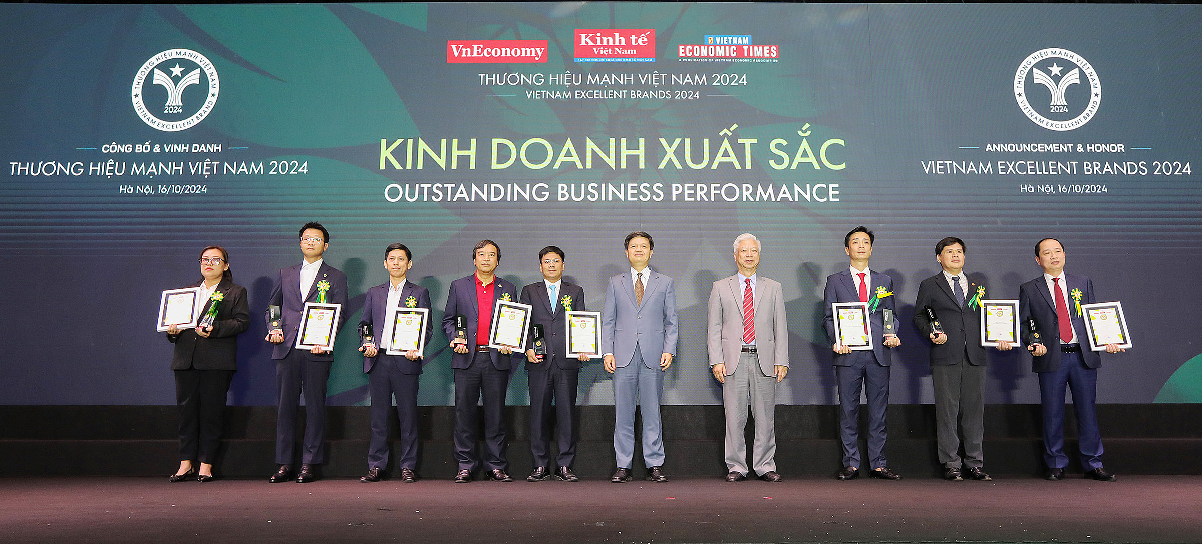 [Vietjet cùng các doanh nghiệp được vinh danh ở hạng mục Thương hiệu mạnh - Kinh doanh xuất sắc 2024. Ảnh: VD