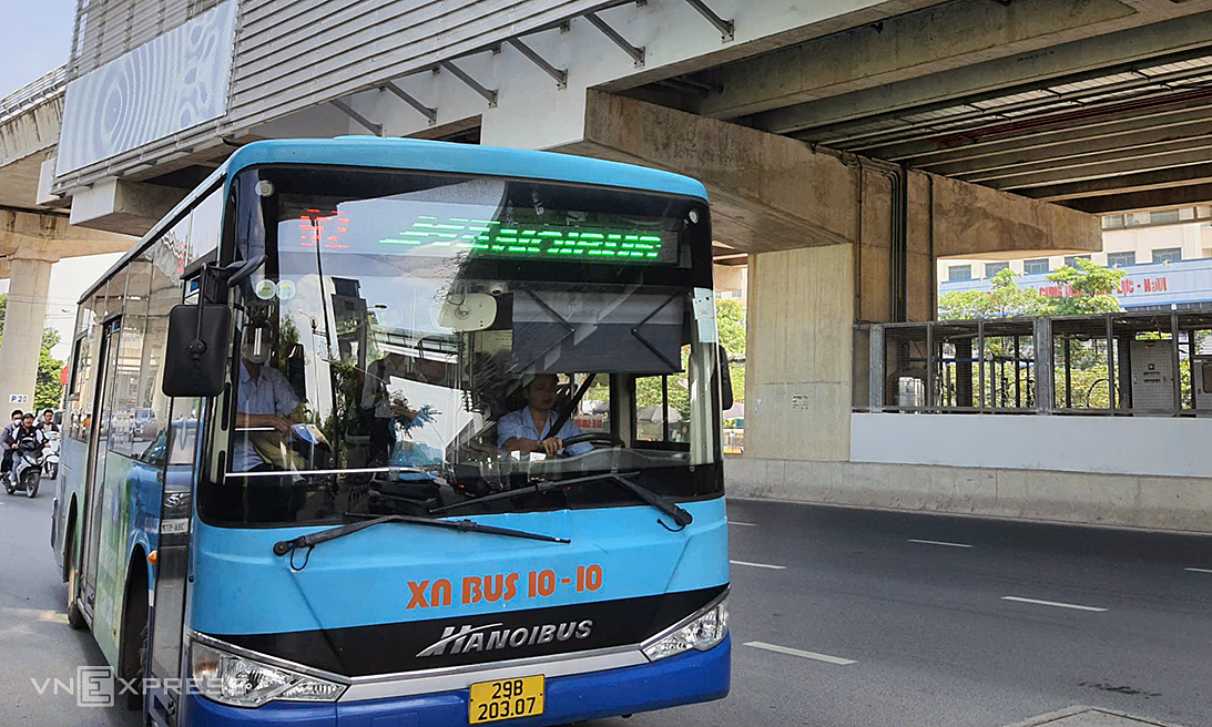 Xe buýt đón khách ở ga đường sắt trên cao Nhổn, quận Bắc Từ Liêm, Hà Nội. Ảnh: Võ Hải