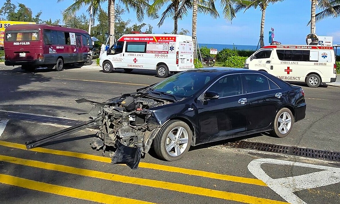 Đầu ôtô con hư hỏng nặng sau tai nạn. Ảnh: Bảo An