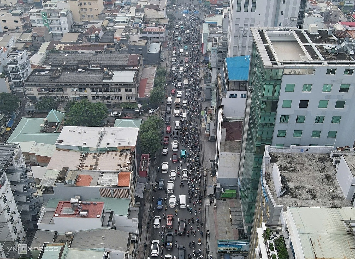 Xe ùn ứ trên đường Đinh Bộ Lĩnh chờ qua nút giao với tuyến Bạch Đằng, tháng 10/2024. Ảnh: Đình Văn