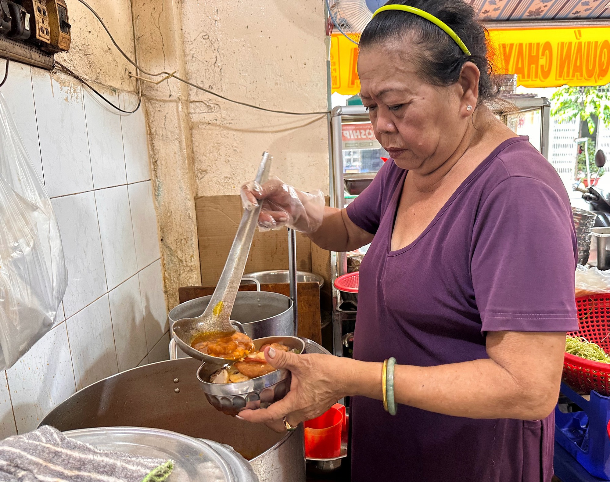 Khách chờ ăn món cà ri chay bán 2 ngày/tháng của LeLeMan: Đắt khách vì con gái - Ảnh 1. Khách chờ ăn món cà ri chay bán 2 ngày/tháng của LeLeMan: Đắt khách vì con gái - Ảnh 1.
