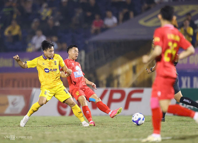 Thanh Hóa (áo đỏ) trở lại ngôi đầu V-League sau chiến thắng 1-0 trên sân Vinh ngày 10/11.