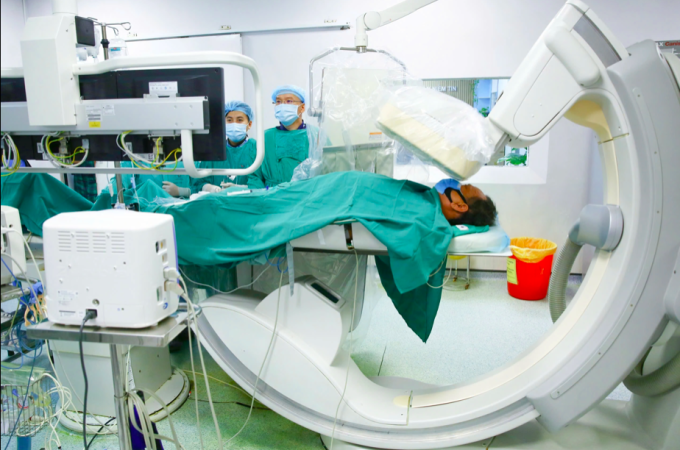 Bệnh nhân được đốt hạch giao cảm mạch thận bằng sóng cao tần để điều trị tăng huyết áp kháng trị. Ảnh: Bệnh viện cung cấp