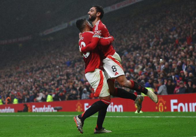 Fernandes chia vui với Casemiro sau khi Man Utd nâng tỷ số lên 2-0. Ảnh: Reuters