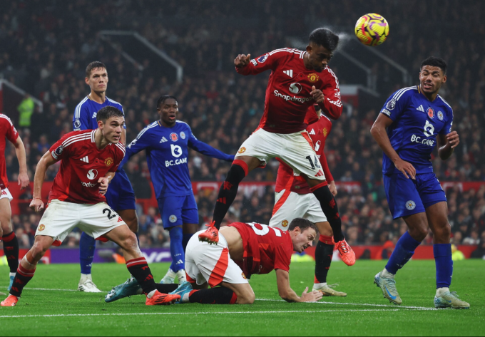 Amad Diallo đánh đầu phá bóng trong một tình huống phòng ngự của Man Utd. Ảnh: Reuters