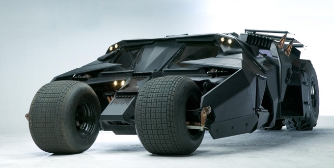 Mẫu xe Tumbler của Batman trong phim. Ảnh: Warner Bros