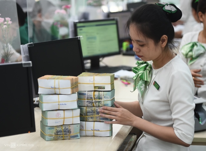 Giao dịch tại chi nhánh một ngân hàng ở TP HCM, tháng 10/2022. Ảnh: Thanh Tùng