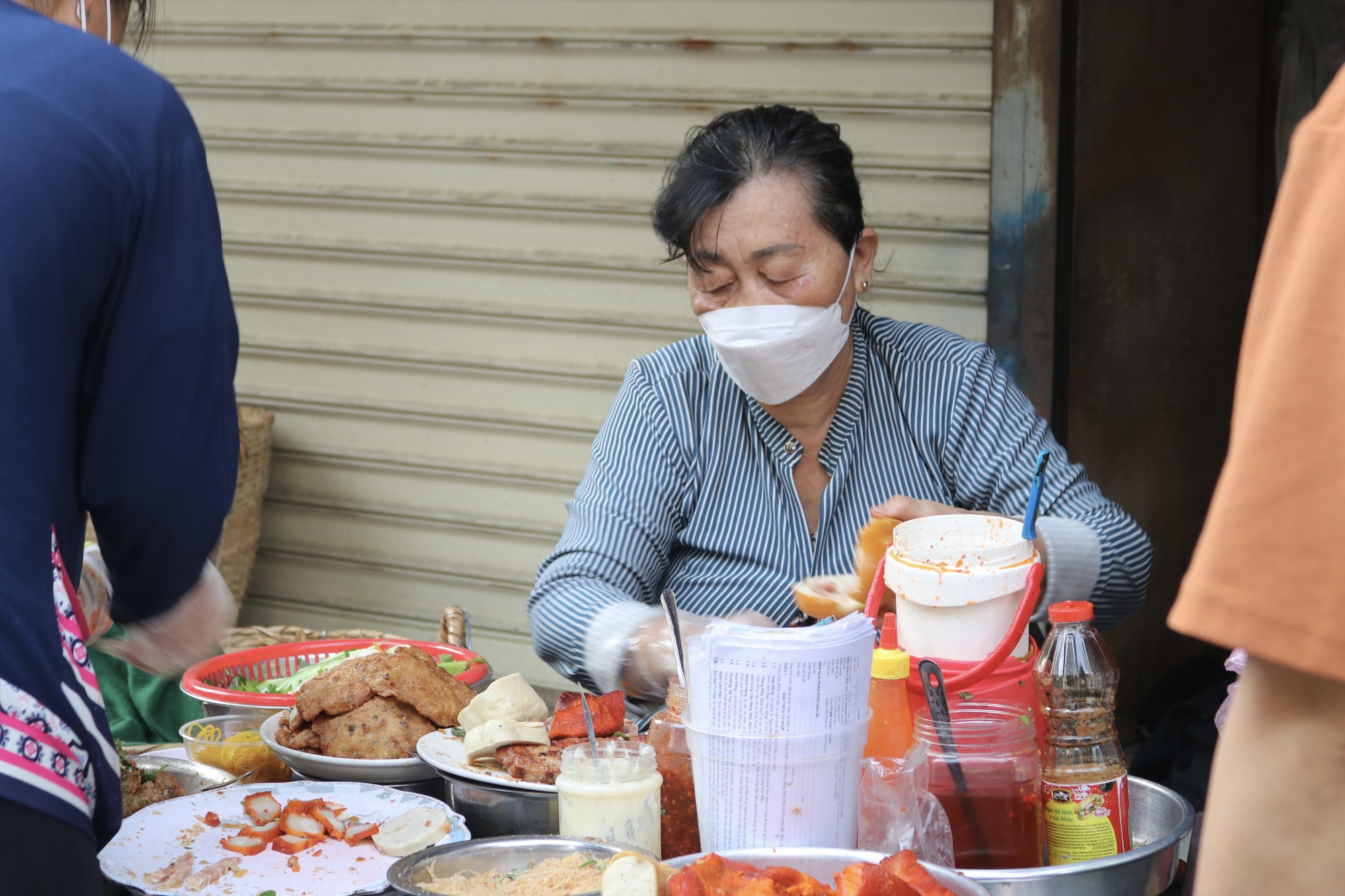 Bánh mì 10.000 đồng 32 năm ở TP.HCM: 'Ai khổ cho luôn' - Ảnh 1. Bánh mì 10.000 đồng 32 năm ở TP.HCM: 'Ai khổ cho luôn' - Ảnh 1.
