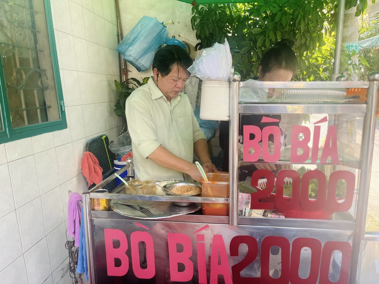 Bò bía rẻ nhất Sài Gòn: bán hơn 25 năm, khách mê vì nước chấm độc quyền - Ảnh 1. Bò bía rẻ nhất Sài Gòn: bán hơn 25 năm, khách mê vì nước chấm độc quyền - Ảnh 1.