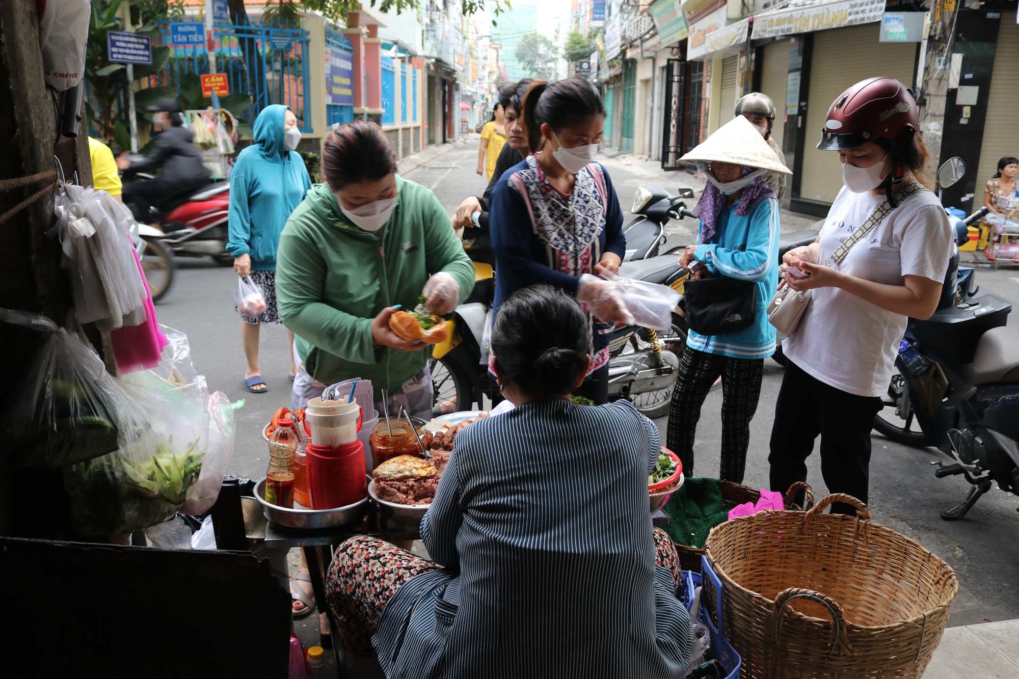 Bánh mì 10.000 đồng 32 năm ở TP.HCM: 'Ai khổ cho luôn' - Ảnh 2. Bánh mì 10.000 đồng 32 năm ở TP.HCM: 'Ai khổ cho luôn' - Ảnh 2.