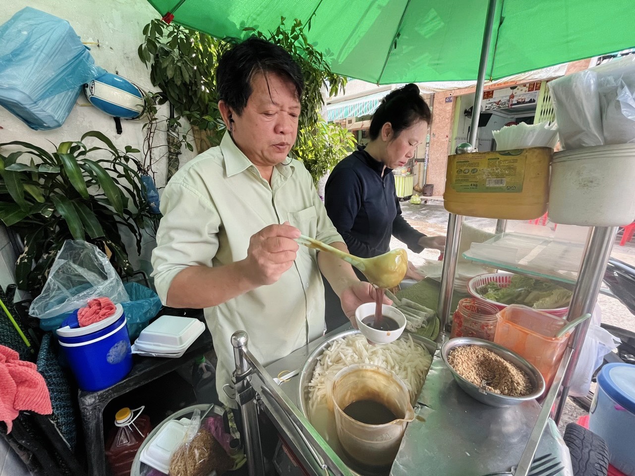 Bò bía rẻ nhất Sài Gòn: bán hơn 25 năm, khách mê vì nước chấm độc quyền - Ảnh 2. Bò bía rẻ nhất Sài Gòn: bán hơn 25 năm, khách mê vì nước chấm độc quyền - Ảnh 2.