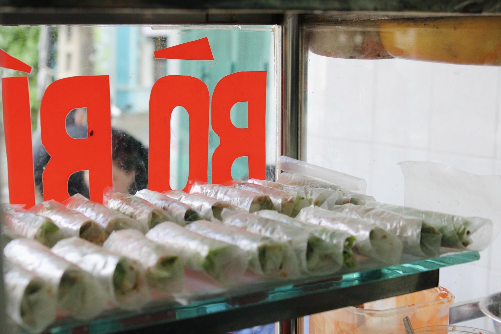 Bò bía rẻ nhất Sài Gòn: bán hơn 25 năm, khách mê vì nước chấm độc quyền - Ảnh 3. Bò bía rẻ nhất Sài Gòn: bán hơn 25 năm, khách mê vì nước chấm độc quyền - Ảnh 3.