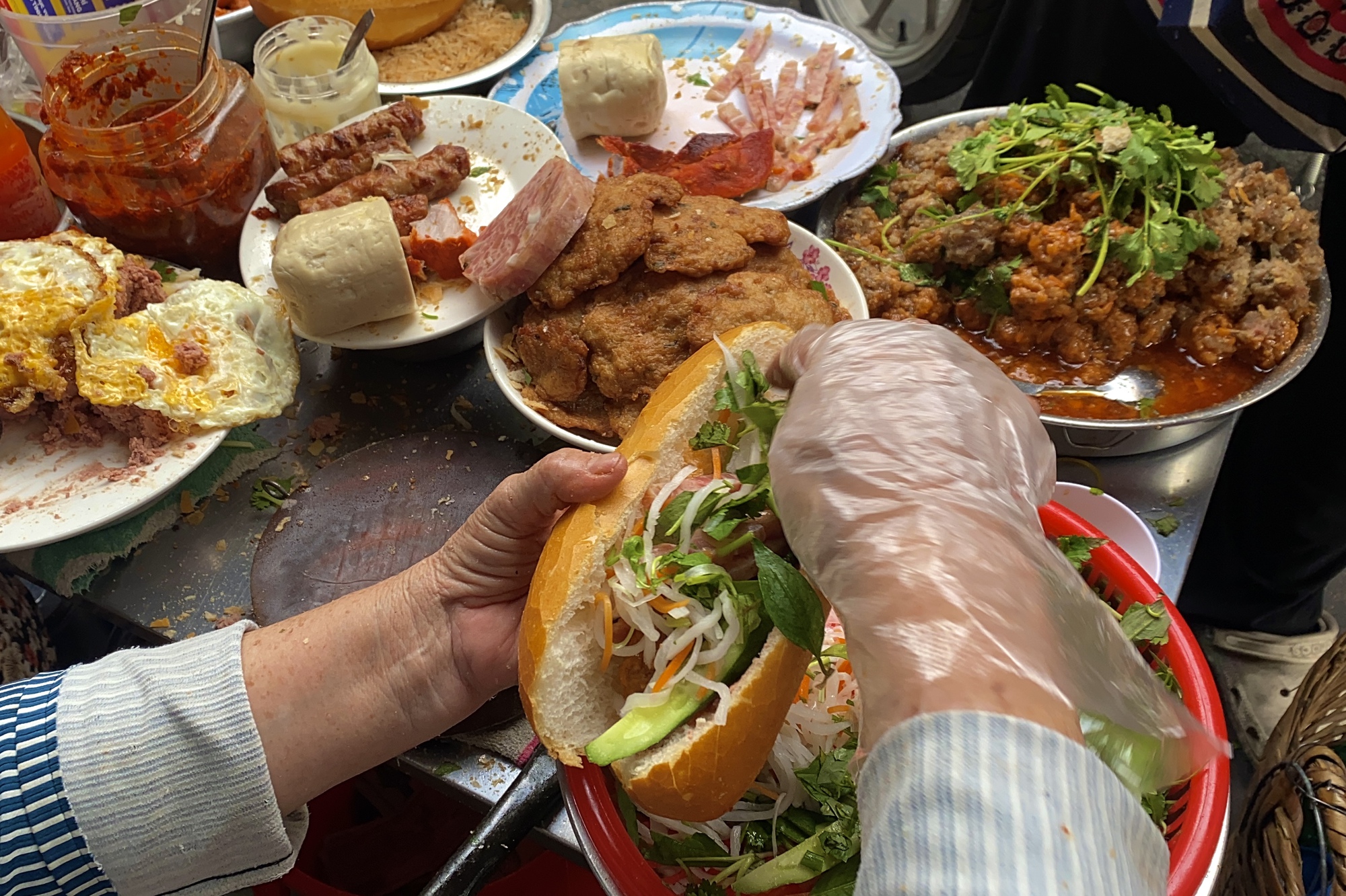 Bánh mì 10.000 đồng 32 năm ở TP.HCM: 'Ai khổ cho luôn' - Ảnh 4. Bánh mì 10.000 đồng 32 năm ở TP.HCM: 'Ai khổ cho luôn' - Ảnh 4.