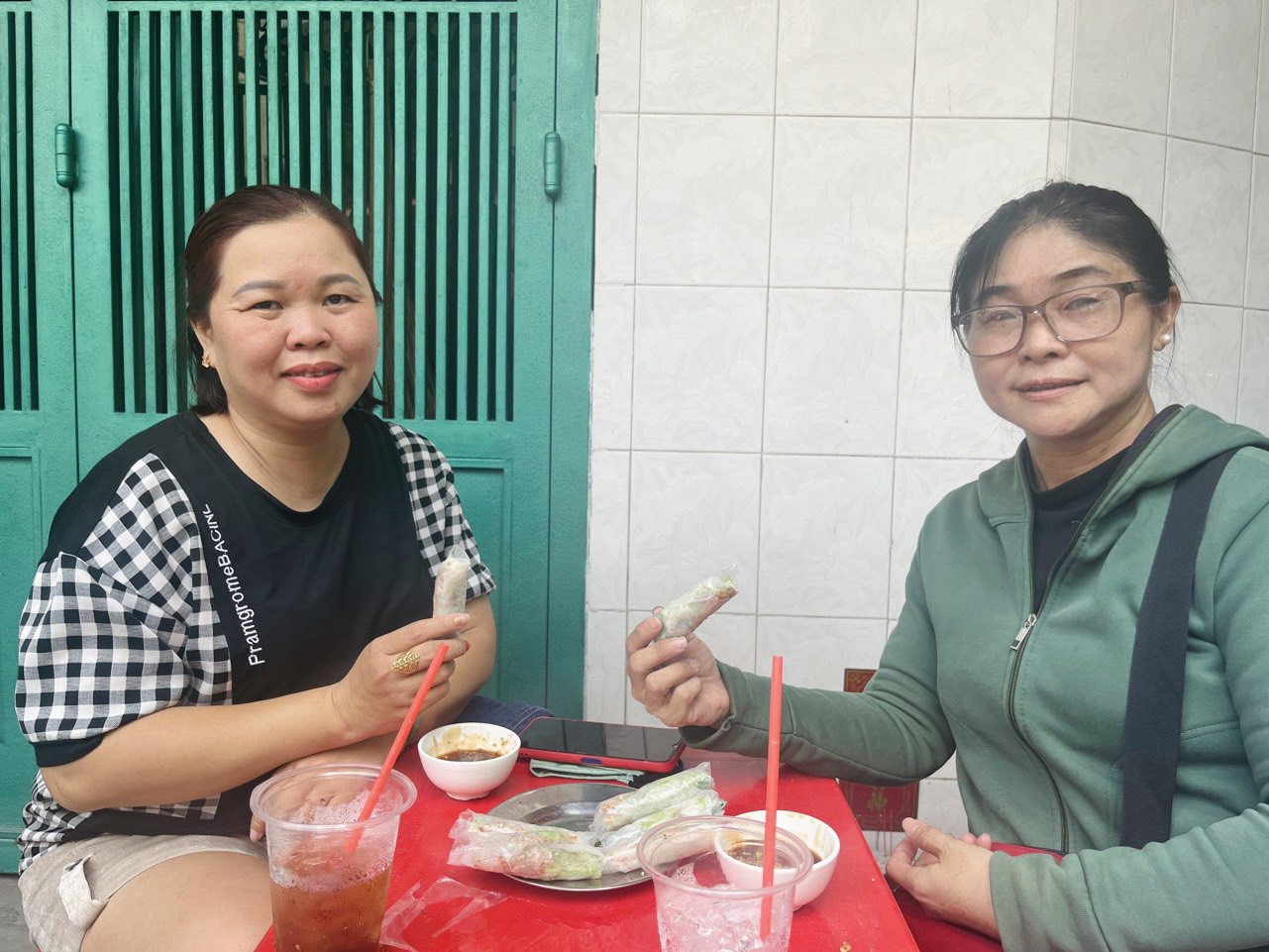 Bò bía rẻ nhất Sài Gòn: bán hơn 25 năm, khách mê vì nước chấm độc quyền - Ảnh 4. Bò bía rẻ nhất Sài Gòn: bán hơn 25 năm, khách mê vì nước chấm độc quyền - Ảnh 4.