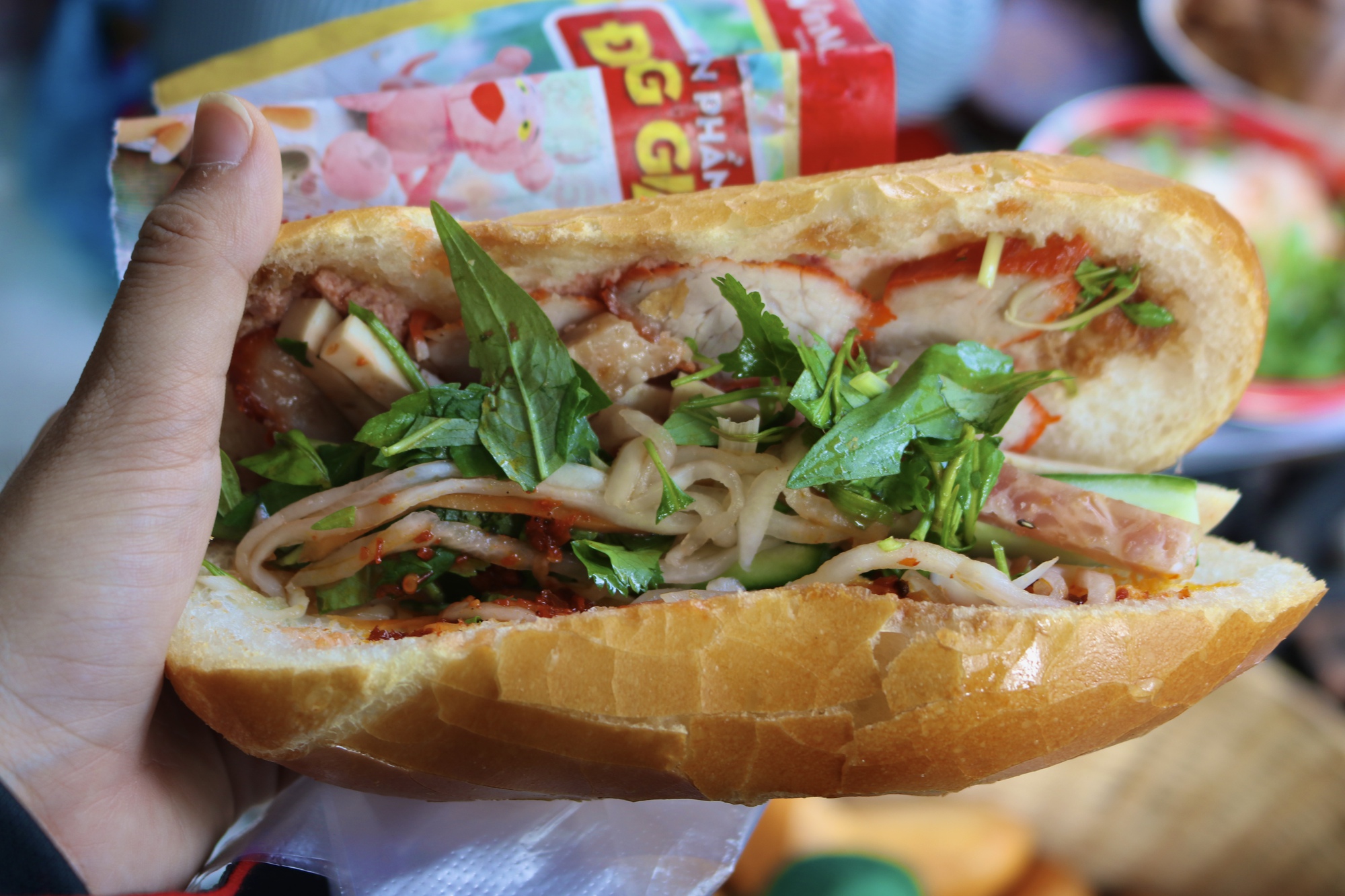 Bánh mì 10.000 đồng 32 năm ở TP.HCM: 'Ai khổ cho luôn' - Ảnh 5. Bánh mì 10.000 đồng 32 năm ở TP.HCM: 'Ai khổ cho luôn' - Ảnh 5.