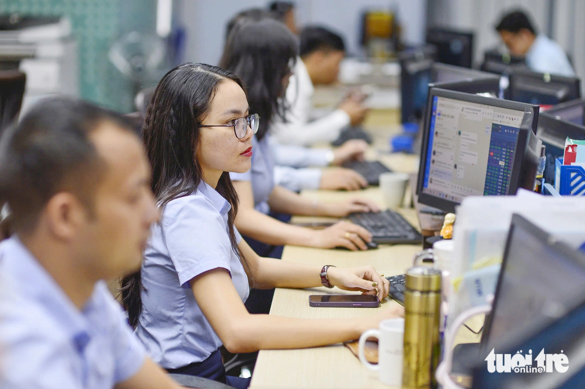 Giá bán USD kịch trần, chứng khoán 'quay đầu' đi xuống - Ảnh 1. Giá bán USD kịch trần, chứng khoán 'quay đầu' đi xuống - Ảnh 1.