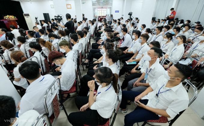 Lao động đi Hàn Quốc, Nhật Bản nghe tư vấn tại phiên giao dịch việc làm ở Hà Nội. Ảnh: Hồng Chiêu