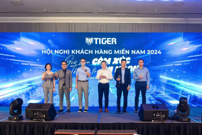 Ông Phan Ngọc Phước Thắng, Giám đốc Bán hàng & Tiếp thị, Công ty Tiger Marketing Vietnam (thứ 2 từ trái qua) cùng các khách mời tham dự sự kiện. Ảnh: Tiger Marketing Việt Nam