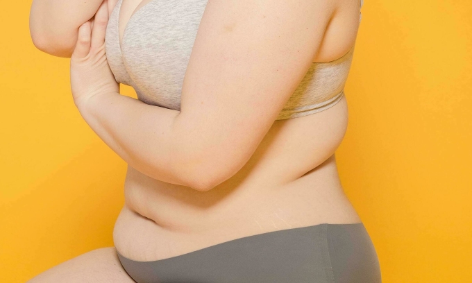 Phụ nữ tích mỡ bụng do thay đổi nội tiết tố, căng thẳng, kháng insulin và lối sống thiếu lành mạnh. Ảnh: Pexels