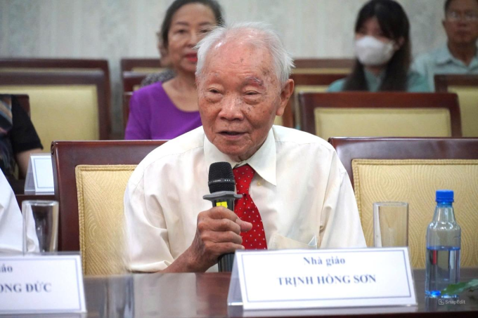 Nhà giáo Trịnh Hồng Sơn chia sẻ tại buổi gặp mặt nhà giáo đi B, sáng 11/11. Ảnh: Thu Hường
