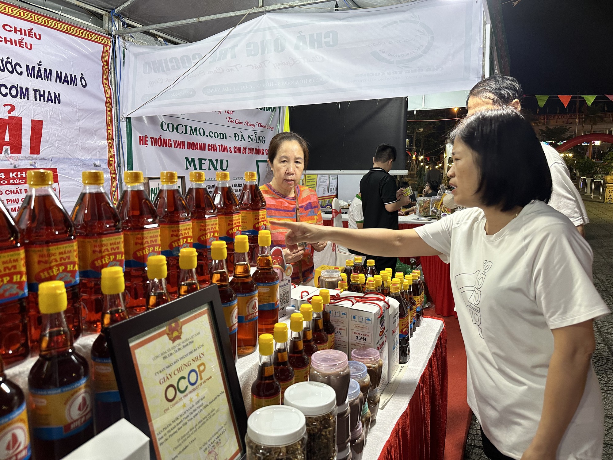 Thưởng thức đặc sản Nam Ô tại hội chợ sản phẩm đặc trưng - Ảnh 7. Thưởng thức đặc sản Nam Ô tại hội chợ sản phẩm đặc trưng - Ảnh 7.