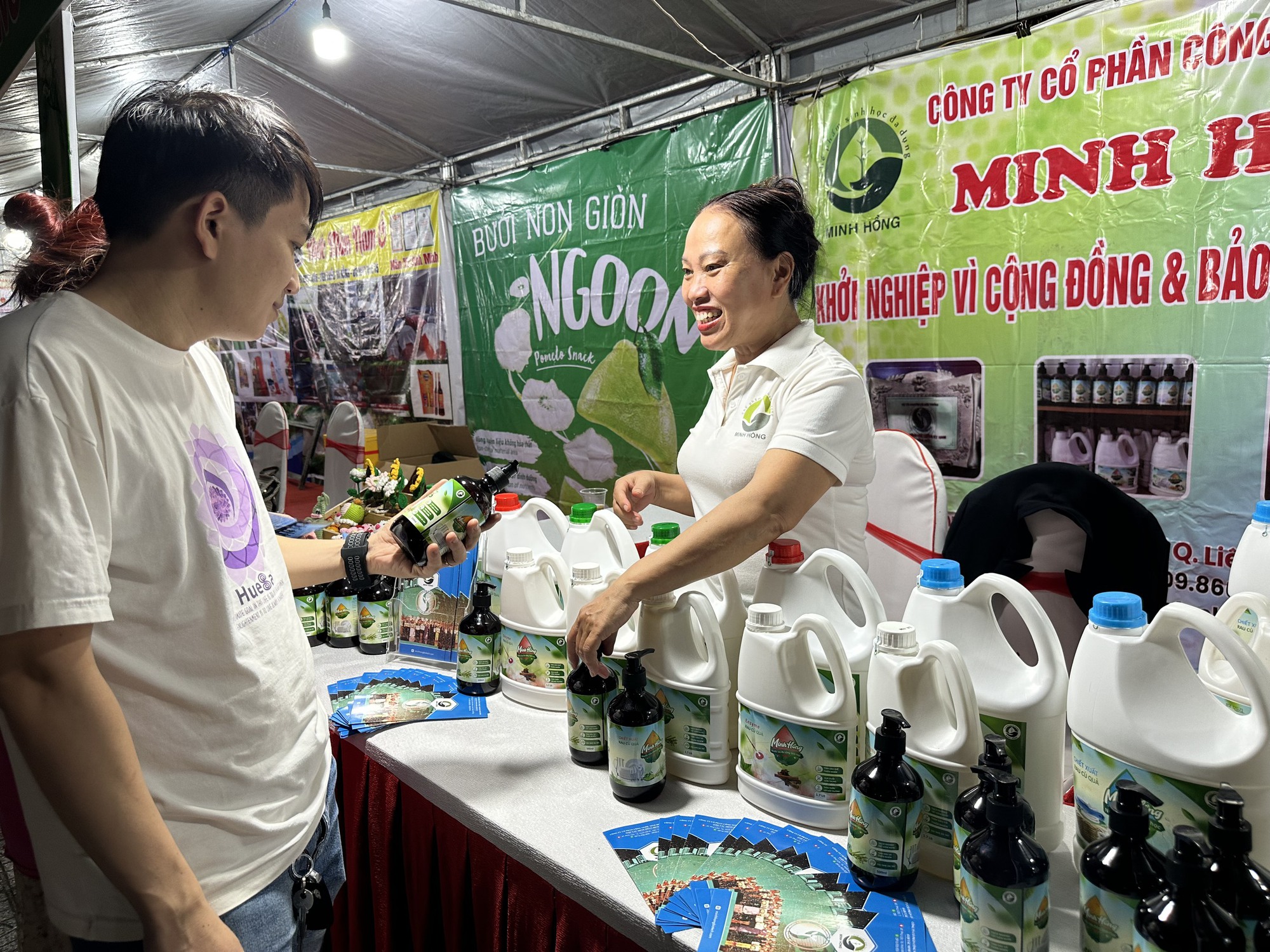 Thưởng thức đặc sản Nam Ô tại hội chợ sản phẩm đặc trưng - Ảnh 11. Thưởng thức đặc sản Nam Ô tại hội chợ sản phẩm đặc trưng - Ảnh 11.