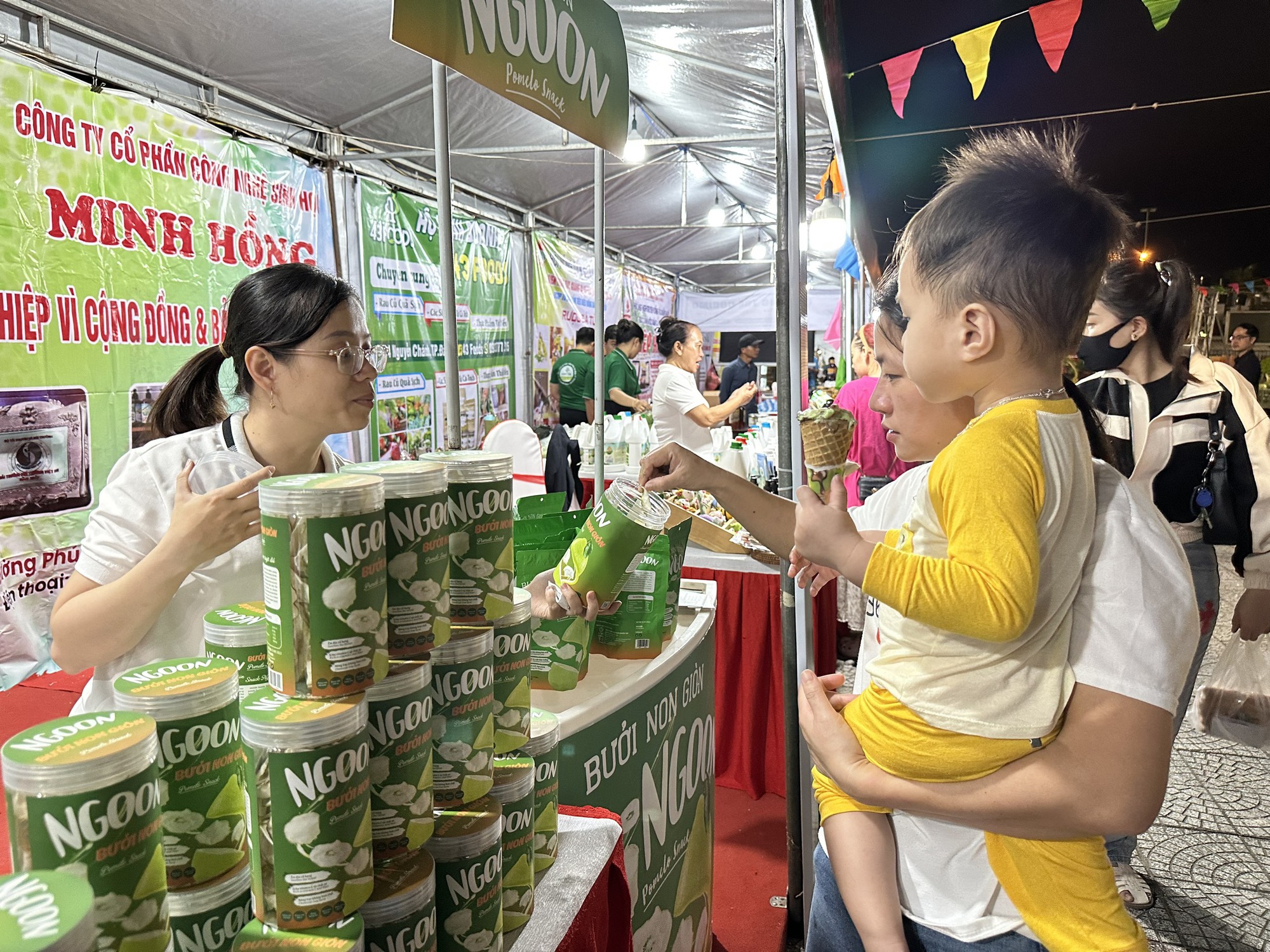 Thưởng thức đặc sản Nam Ô tại hội chợ sản phẩm đặc trưng - Ảnh 12. Thưởng thức đặc sản Nam Ô tại hội chợ sản phẩm đặc trưng - Ảnh 12.