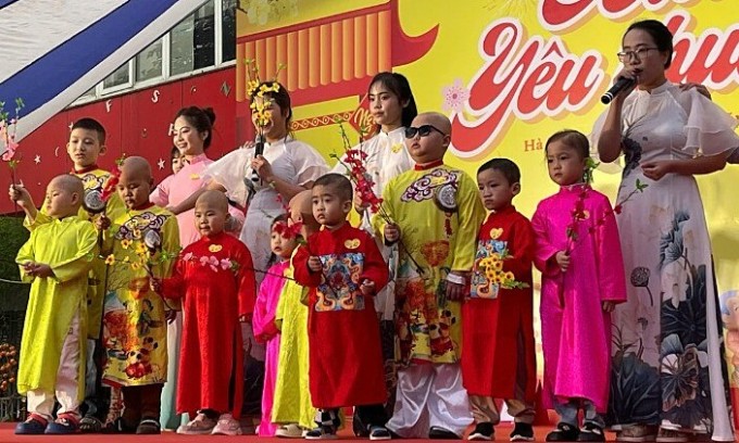 Những em bé ung thư, đầu trọc do rụng tóc, biểu diễn đón Tết tại viện. Ảnh: Bích Ngọc