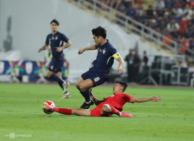 Ngọc Tân xoạc bóng trong trận lượt về chung kết ASEAN Cup 2024 trên sân Rajamangala, Bangkok ngày 5/1/2025. Ảnh: Hiếu Lương