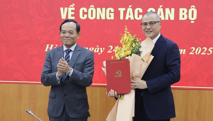 Ông Phạm Đại Dương nhận quyết định làm Phó ban Kinh tế Trung ương, chiều 24/1. Ảnh: Nguyên Phong