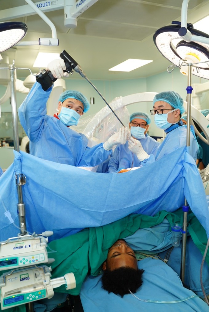 Các bác sĩ phẫu thuật cho Xuân Son. Ảnh: Bệnh viện cung cấp