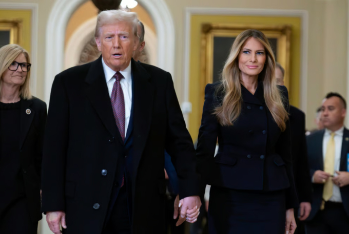 Tổng thống đắc cử Donald Trump cùng Melania Trump tại Điện Capitol, Washington DC, ngày 8/1. Ảnh: AP