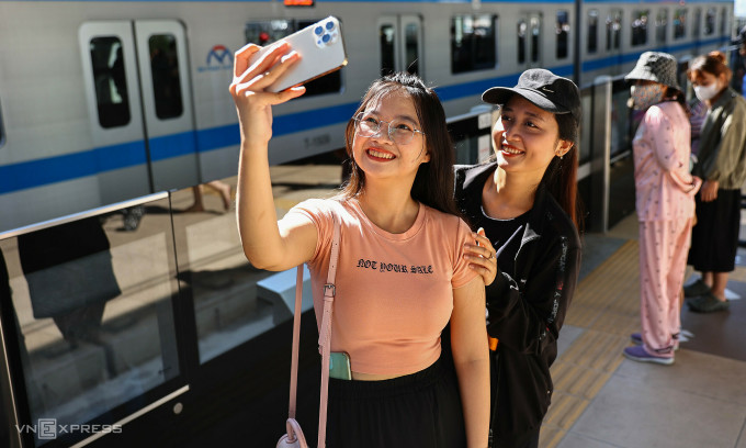 Các bạn trẻ selfie trong lần đi thử Metro Bến Thành - Suối Tiên.
