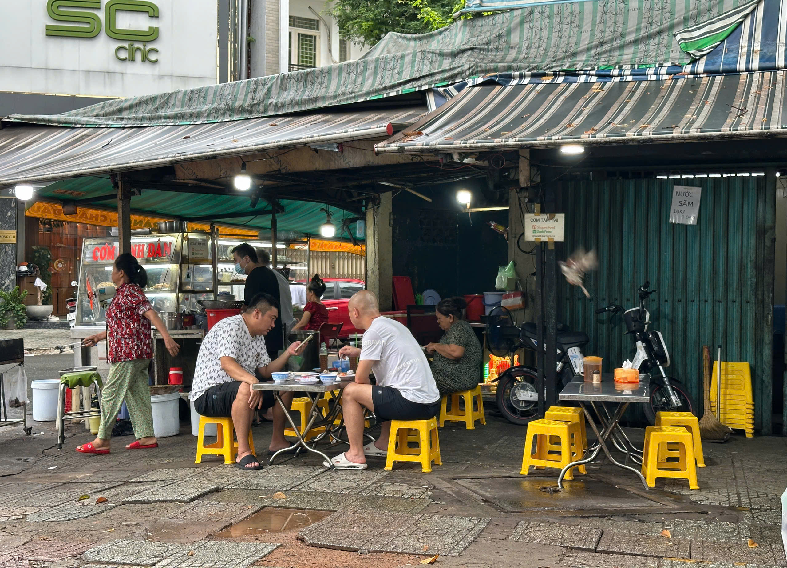Cuối năm hàng quán TP.HCM than ế: Khách 'thắt chặt hầu bao' cho tết?- Ảnh 4. Cuối năm hàng quán TP.HCM than ế: Khách 'thắt chặt hầu bao' cho tết?- Ảnh 4.