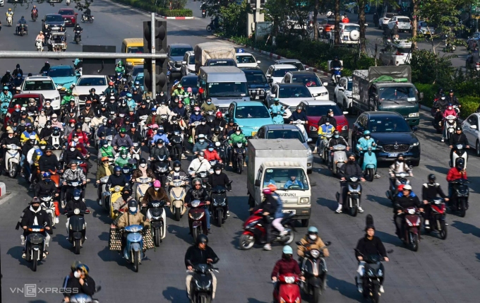 Một xe máy vượt đèn để lao vào ngã tư khi các phương tiện khác đã di chuyển. Ảnh: Giang Huy