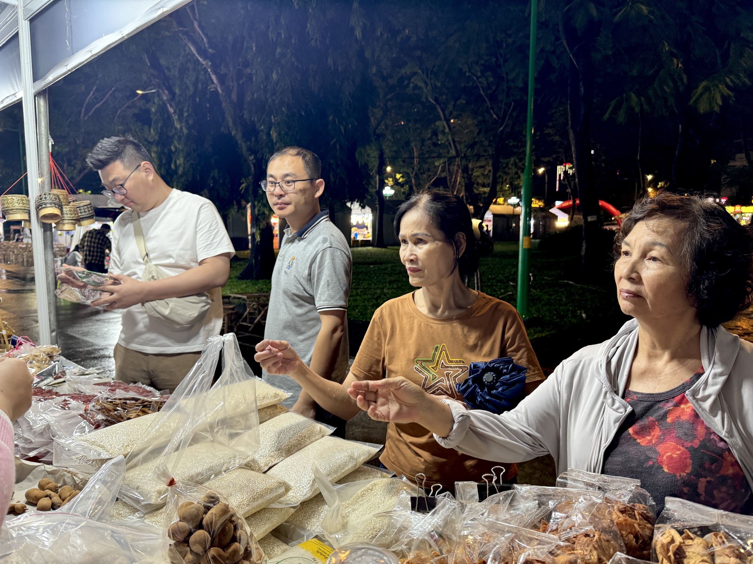 Người dân TP.HCM thưởng thức đặc sản Lào tại ngày hội du lịch văn hóa- Ảnh 7. Người dân TP.HCM thưởng thức đặc sản Lào tại ngày hội du lịch văn hóa- Ảnh 7.