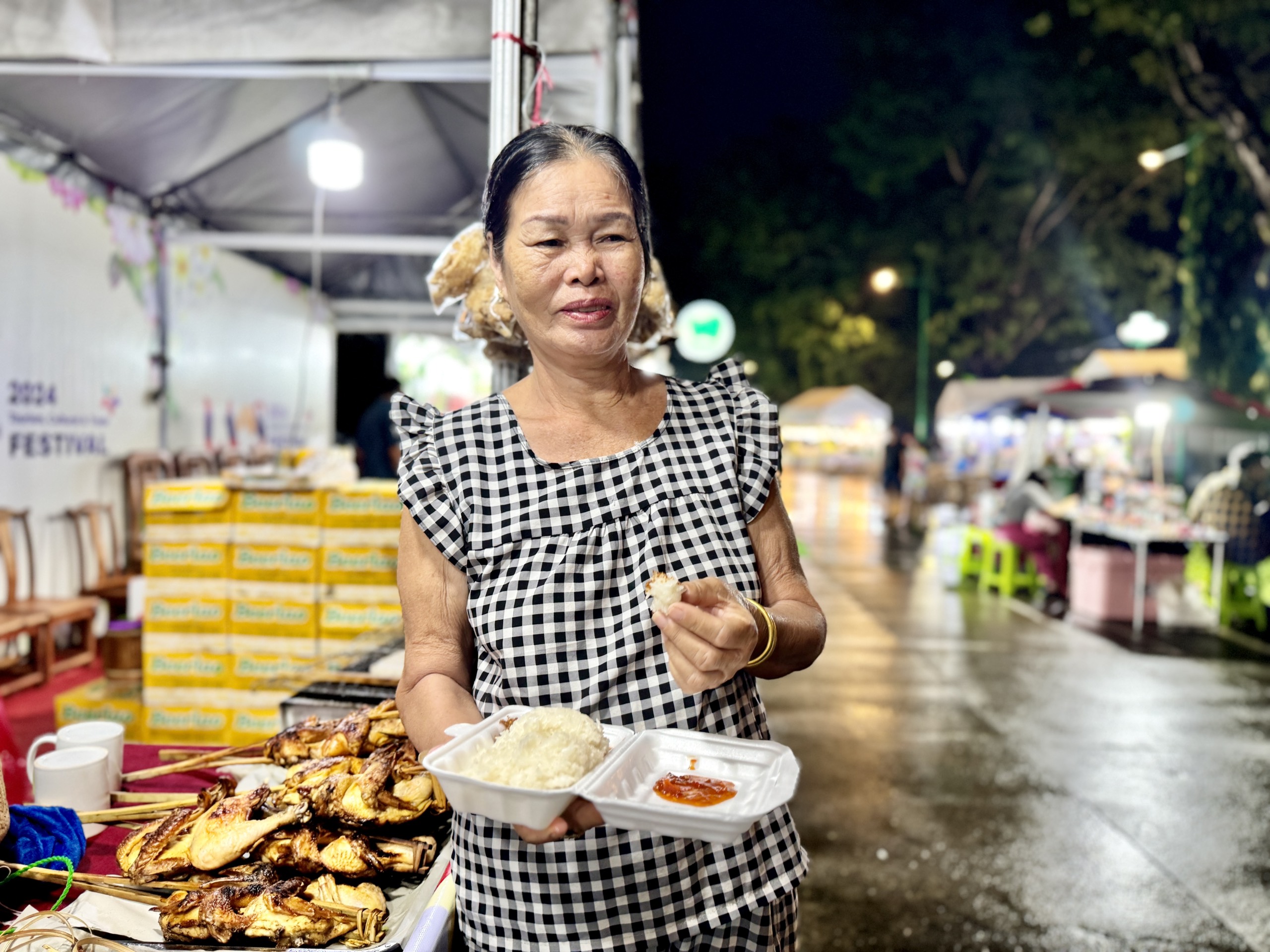 Người dân TP.HCM thưởng thức đặc sản Lào tại ngày hội du lịch văn hóa- Ảnh 5. Người dân TP.HCM thưởng thức đặc sản Lào tại ngày hội du lịch văn hóa- Ảnh 5.