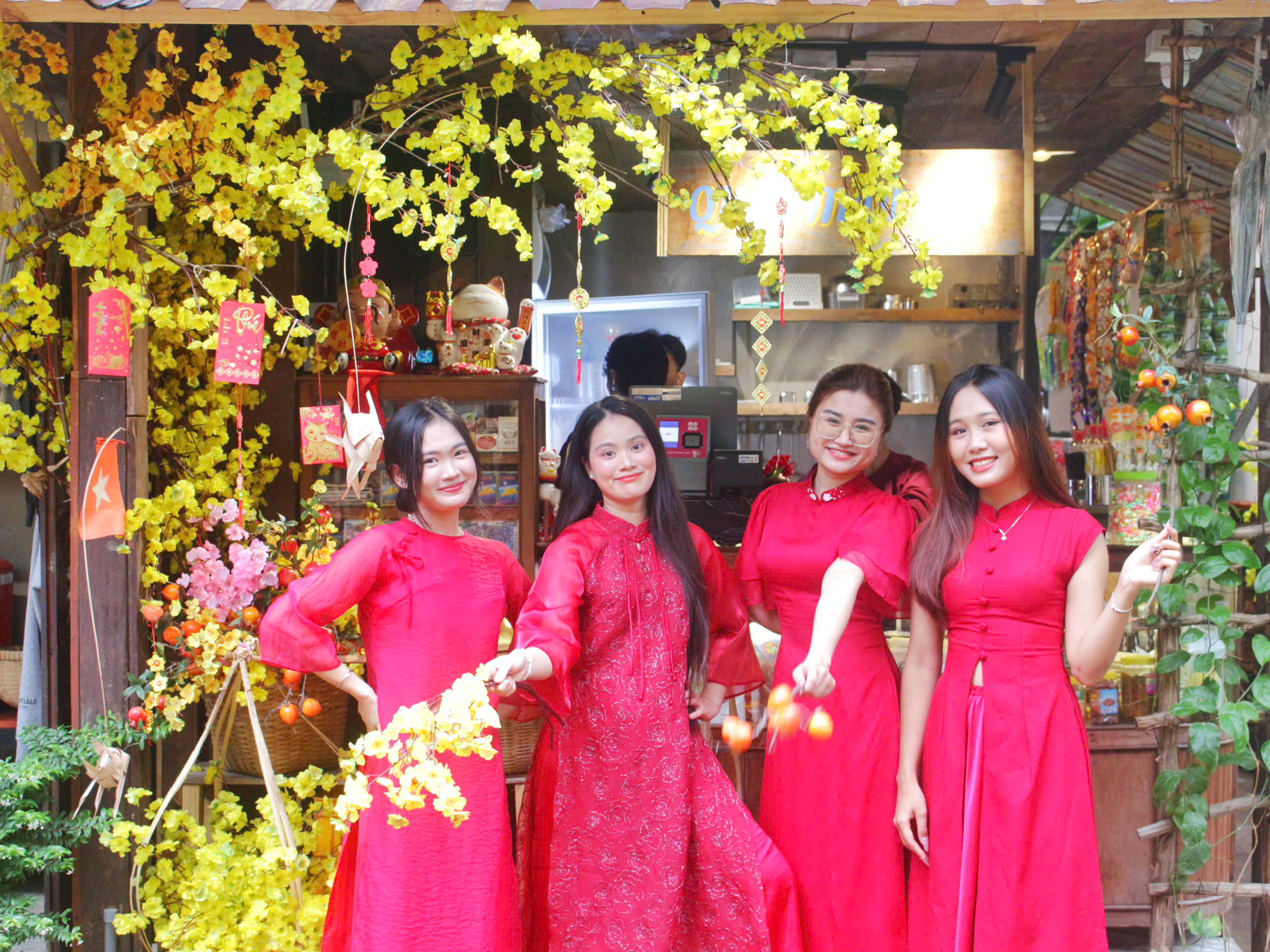 Độc lạ quán cà phê TP.HCM 'gây sốt' dịp tết: Khách ngồi dưới giàn bầu, ruộng lúa...- Ảnh 10. Độc lạ quán cà phê TP.HCM 'gây sốt' dịp tết: Khách ngồi dưới giàn bầu, ruộng lúa...- Ảnh 10.