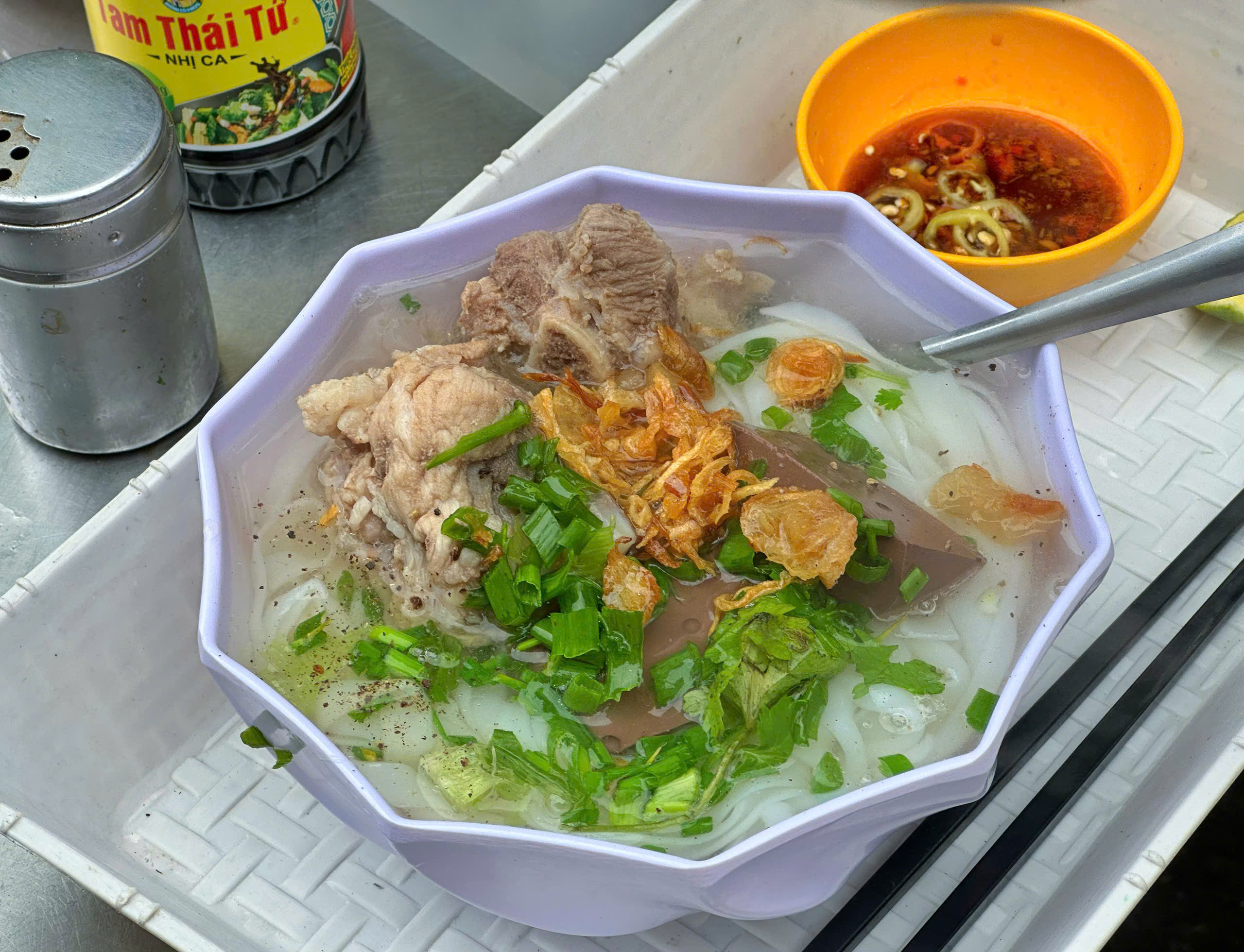 Hủ tiếu dì Hai 40 năm ở TP.HCM: 20.000 đồng cũng bán, nuôi 6 người con lớn khôn- Ảnh 3. Hủ tiếu dì Hai 40 năm ở TP.HCM: 20.000 đồng cũng bán, nuôi 6 người con lớn khôn- Ảnh 3.