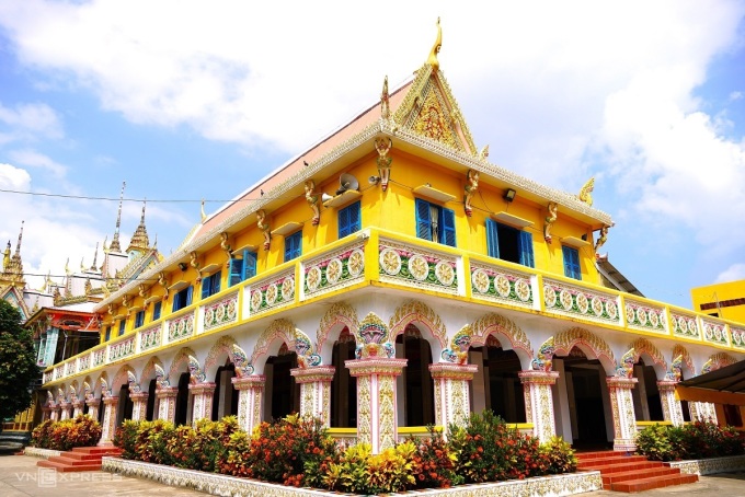 Tượng rắn Naga trên mái của tòa sala tại chùa Som Rong (TP Sóc Trăng, tỉnh Sóc Trăng). Ảnh: An Minh
