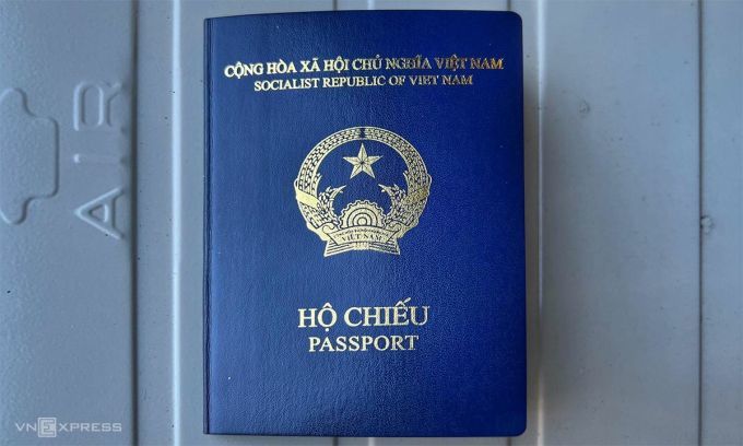 Hộ chiếu Việt Nam theo mẫu mới có màu xanh tím than. Ảnh:Tiến Ngọc