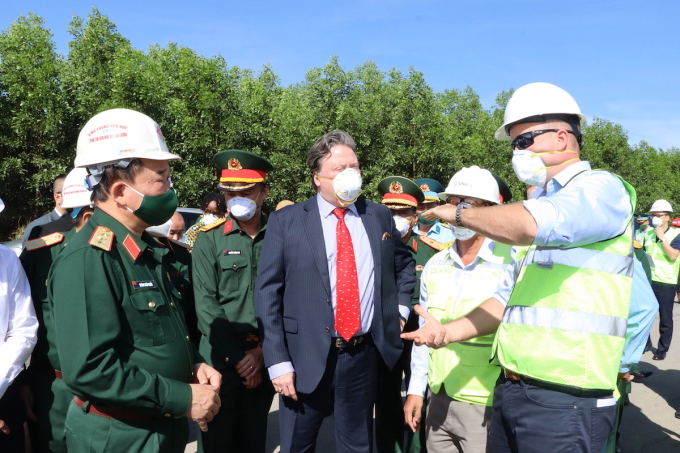 Lãnh đạo Bộ Quốc phòng cùng Đại sứ Mỹ thị sát khu vực xử lý dioxin sân bay Biên Hòa sáng 17/1. Ảnh: Thái Hà
