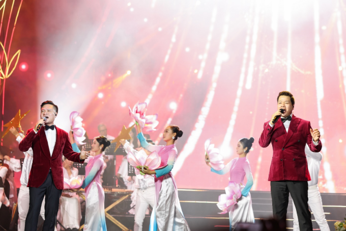 Chương trình có sự tham gia của nhiều nghệ sĩ gạo cội. Ảnh: VietArt